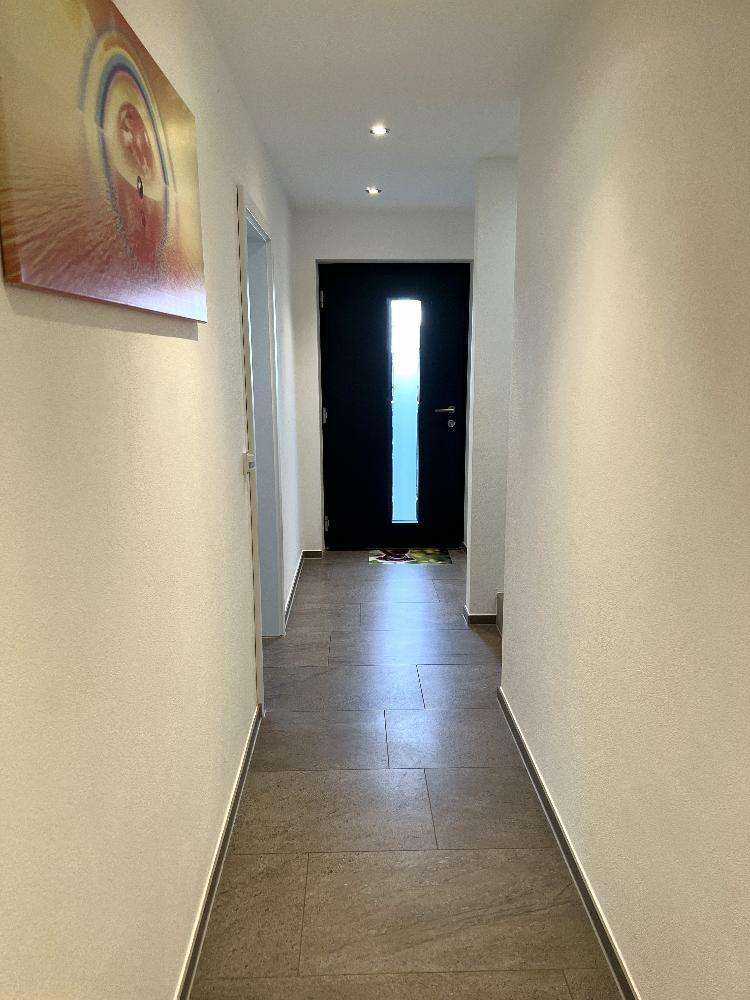 Immobilie in Buch am Erlbach - Ruhiges Wohnen mit hohen Standard - Neuwertige Doppelhaushälfte mit Doppelgarage - Bild 3