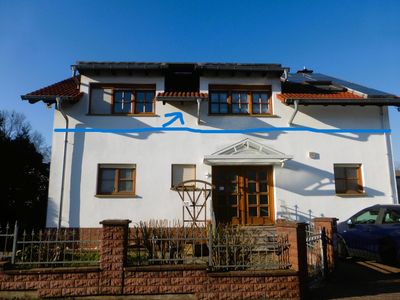 Haus / Eigentumswohnung mit Balkon, Garten und besonderer Architektur.
