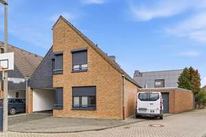 Modernisiertes Reihenendhaus mit Einliegerwohnung, Garage & gepflegtem Garten in Köln-Esch