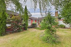 Seltene Feldrandlage | Freistehender Bungalow mit Einliegerwohnung & großem Potenzial