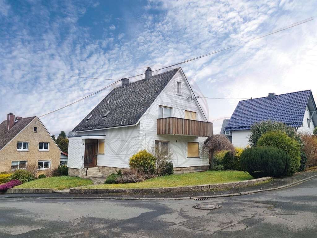 Immobilie in Rennerod - Rennerod/OT "Handwerker aufgepasst" Einfamilienhaus mit Garagen und Garten - Bild 1