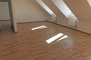 Helle 4-Zimmer-Dachgeschosswohnung mit überdachtem Stellplatz zu vermieten