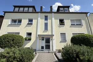 Charmante Dachgeschosswohnung mit Entwicklungspotenzial - Spitzboden & Balkonperspektive