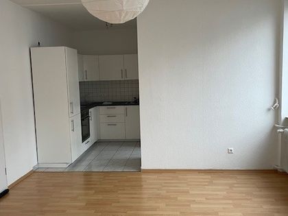 Frisch renovierte good 2,5- Zimmerwohnung in ruhiger Lage inkl. Tageslichtbad mit Dusche + Laminat