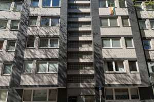 Modernisierungsbedürftige 2-Zimmerwohnung mit 2 Balkonen und TG-Platz