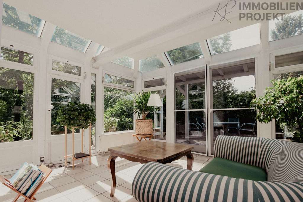 Immobilie in Ahorn - Beeindruckendes Walmdachhaus mit Blick ins Grüne und Tiefgarage - Bild 1