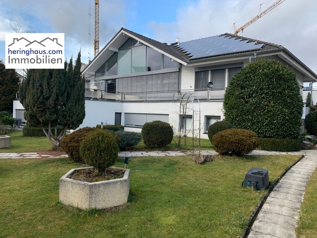 Traumhafte Villa mit großem Wintergarten und separater Schwimmhalle in