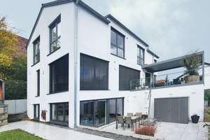 Exklusives, neuwertiges Zweifamilienhaus, 183 m²+ 68 m² in besonders ruhiger Südwest-Aussichtslage. – Die vollständige Adresse der Immobilie erhältst du vom Anbieter., 71364 Winnenden – Vorschaubild 1