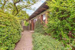 Wohnen mit Charakter: besonderes Architektenhaus mit Wohlfühlgarten in ruhiger Lage von Schnelsen – Die vollständige Adresse der Immobilie erhältst du vom Anbieter., 22459 Schnelsen, Hamburg – Vorschaubild 2