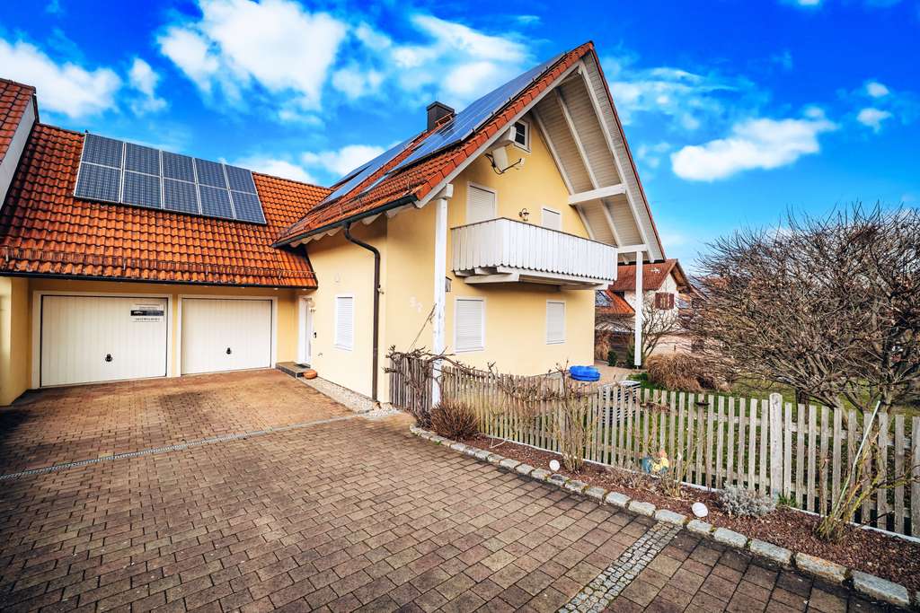 Immobilie in Aiglsbach - Attraktives Einfamilienhaus mit großem Grundstück und Doppelgarage in ruhiger Wohnlage von Aiglsbach - Bild 1