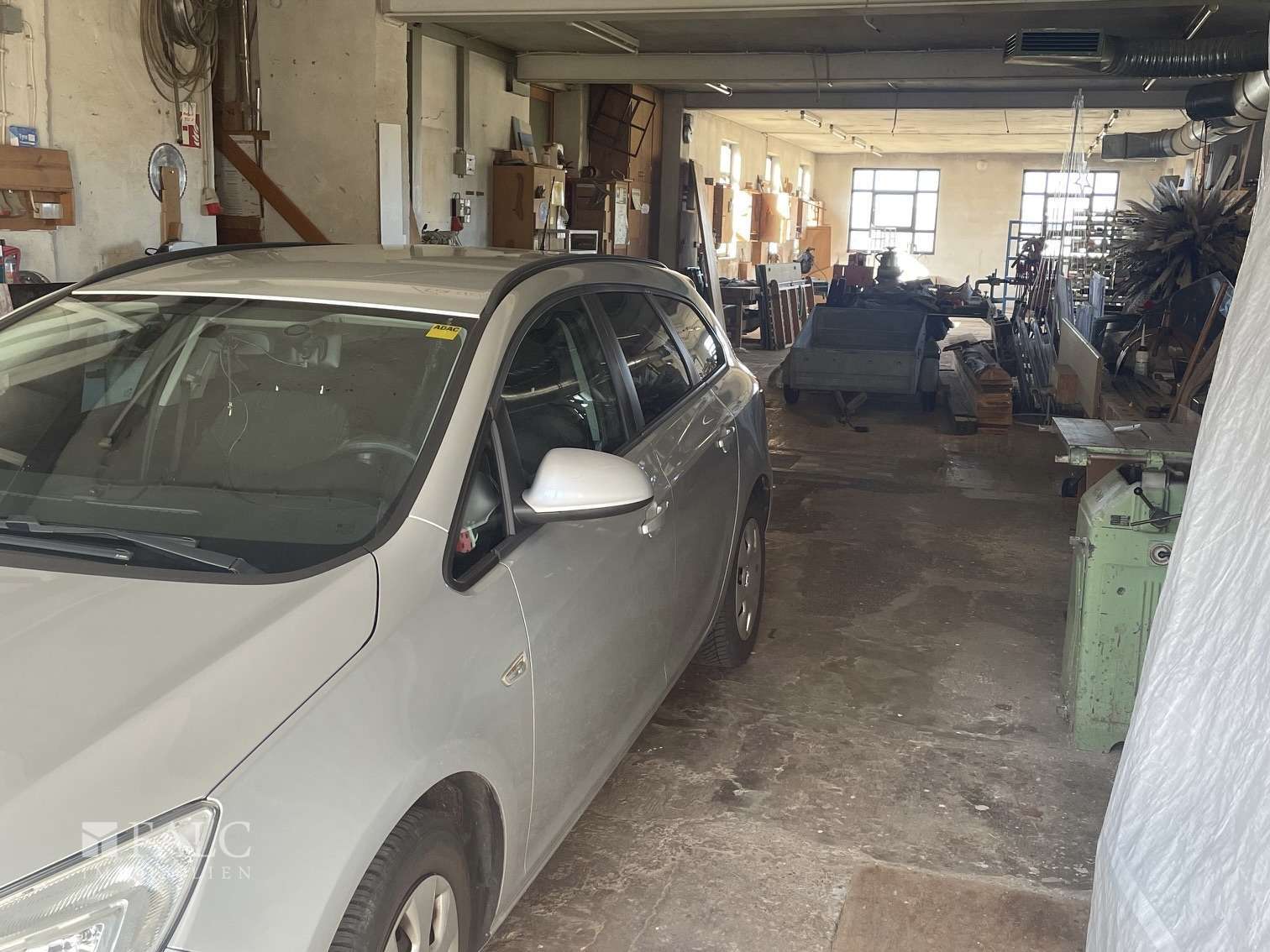 Immobilie in Mandelbachtal - Zweifamilienhaus mit Halle, Werkstatt und Garagen - Bild 6