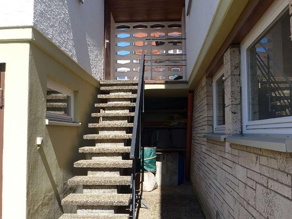 Aufgang zu Garage & Küche