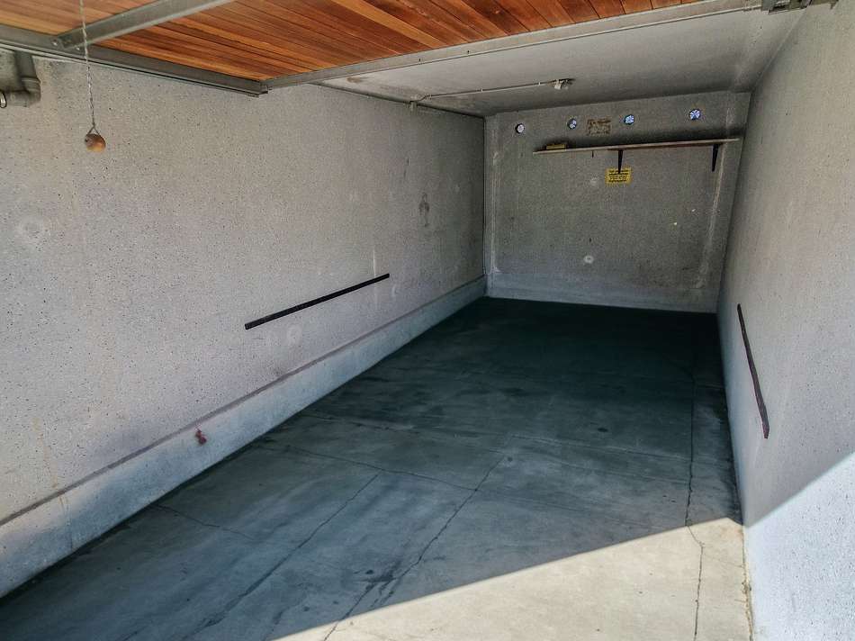 Garage (unterkellert)