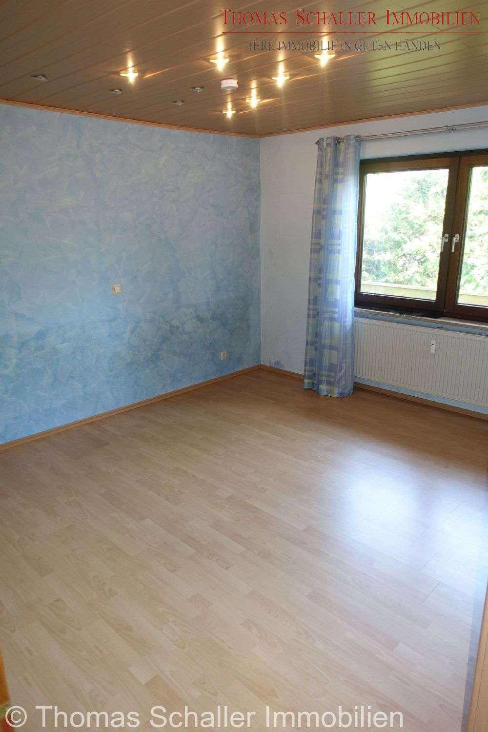 Immobilie in Velburg - Ein-/ Zweifamilienhaus in Hanglage mit Garage, Terrasse, Balkon, Loggia, EBK in Velburg bei Neumarkt - Bild 4