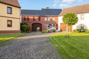 Vierseitenhof in wundervoller Lage bei Jessen (Elster): Modernes Wohnhaus, Scheune, Nebengebäude