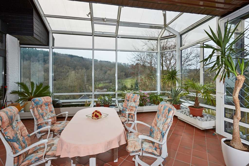 Immobilie in Eppstein - Architektenvilla mit Einliegerwohnung in schöner Hanglage - Bild 3