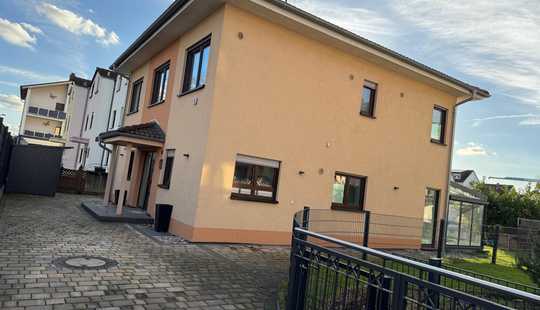 Bild von Modernisiertes Haus mit acht Zimmern in Dreieich