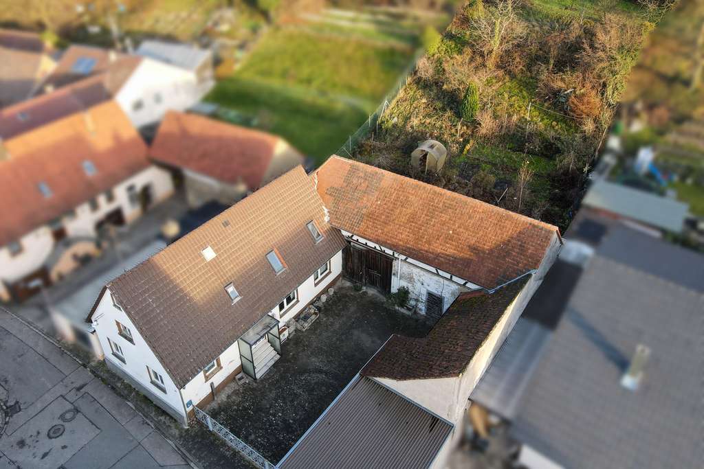 Immobilie in Kraichtal - Sanierungsobjekt mit viel Potenzial! Einfamilienhaus mit Garage, Garten und großem Scheunenareal - Bild 1