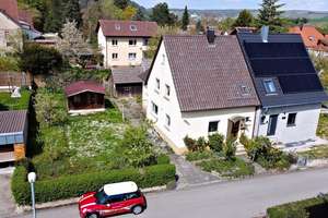 Charmantes Doppelhaus mit viel Platz, Nebengebäuden und großem Garten – ideal für kreative Ideen!