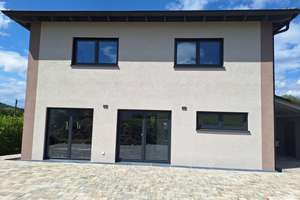 Modernes Einfamilienhaus in sonniger Ortsrandlage – neuwertig, großzügig und sofort bezugsfrei – Die vollständige Adresse der Immobilie erhältst du vom Anbieter., 96486 Lautertal – Vorschaubild 2