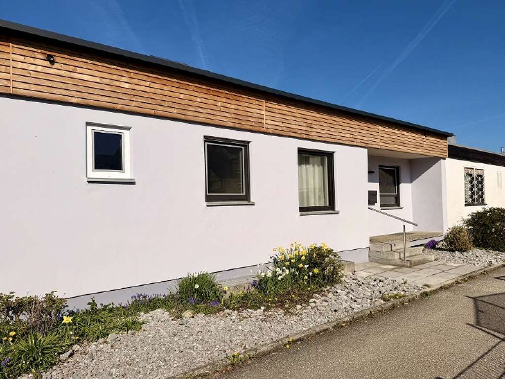 Immobilie in Stephanskirchen - Bungalow-Reihenhaus mit Terrasse und geschütztem Gartenbereich in Stephanskirchen - Bild 1