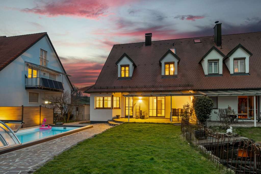 Immobilie in Bergkirchen - ANKOMMEN, VERLIEBEN, ZUHAUSE SEIN – MODERNE XL-DOPPELHAUSHÄLFTE AM FELDRAND IN GÜNDING - Bild 0