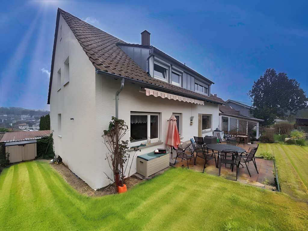 Immobilie in Weissach - Gepflegtes Zweifamilienhaus mit Garten
 - Bild 0