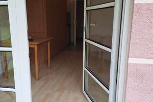 helles Appartement mit Pantryküche, Stellplatz und Gartenabteil - Studenten und Berufseinsteiger – Brunnhuber Straße 18, 93053 Galgenberg, Regensburg – Vorschaubild 2