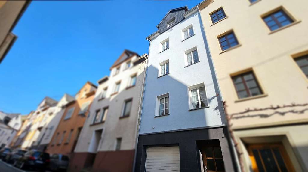 Immobilie in Zell (Mosel) - Moseltypisches Stadthaus in der Zeller Altstadt mit 2 Terrassen und Blick auf die Weinberge - Bild 0
