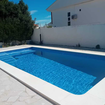 REIHENHAUS MIT POOL