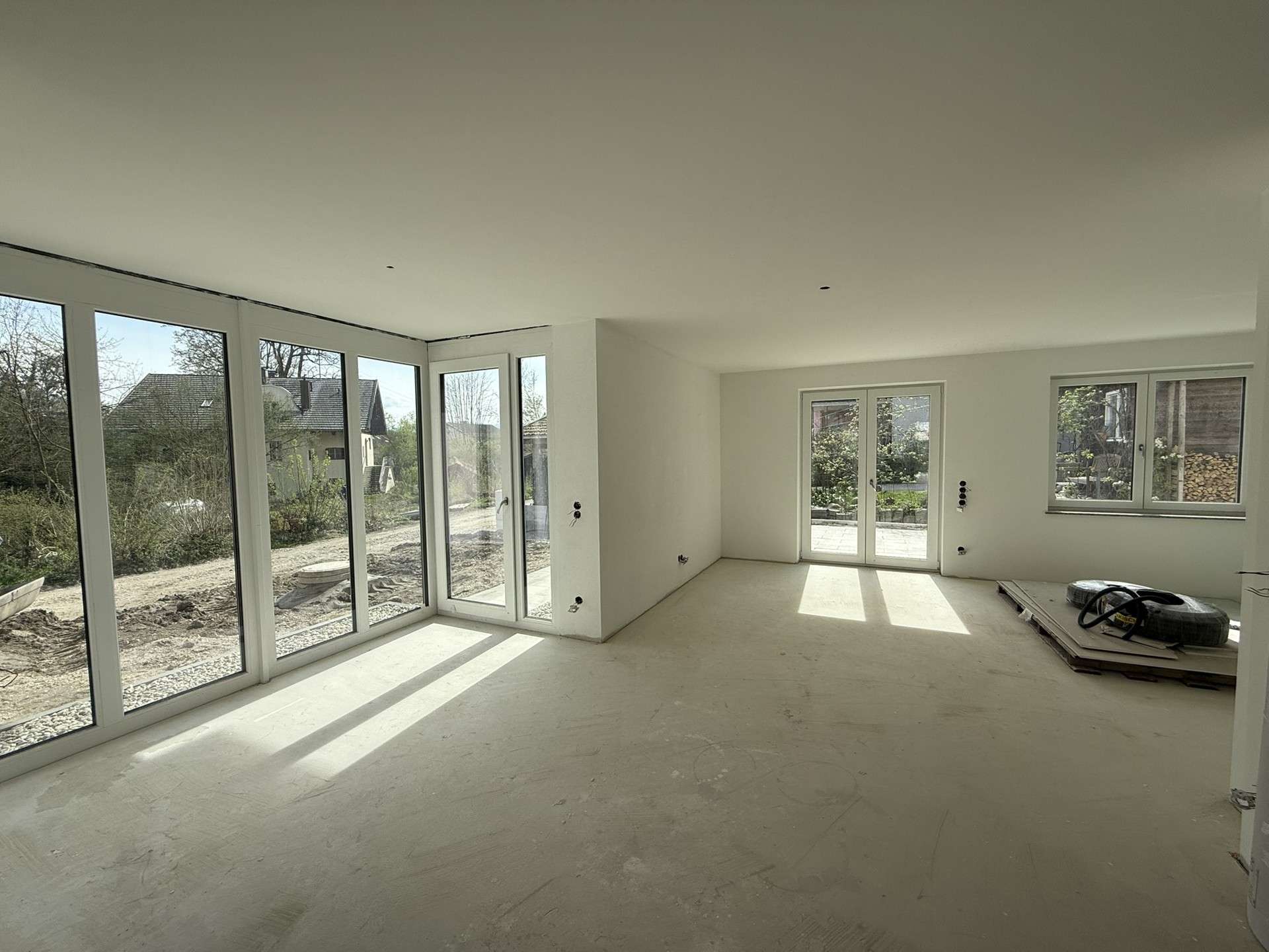 Immobilie in Bad Endorf - Neubau-Doppelhaushälfte in unverbautem Ortsrand mit Südhang und Bergblick - Bild 1