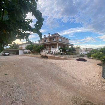 Spektakuläre Villa in bester Lage der Gemeinde.