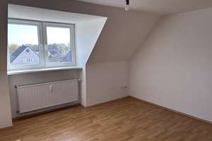 Dachgeschoßwohnung mit drei Zimmern und EBK in Lübeck – Ratzeburger Allee 100, 23562 Sankt Jürgen, Lübeck – Vorschaubild 2