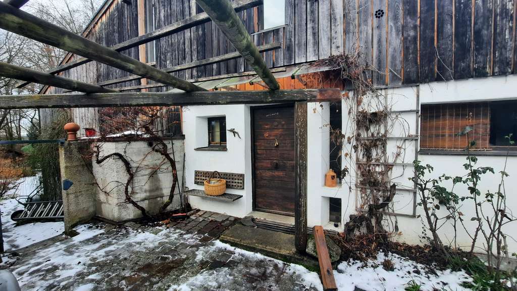 Immobilie in Bergkirchen - 5-Zi-Architekten-Haus + 3-Zi-Einliegerwhg, eig. Eingang + gr. Garten / renovierungsbed / ohne Makler - Bild 1