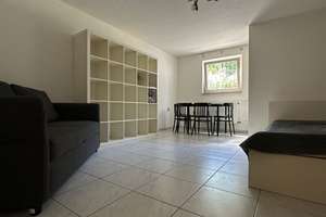 Modernisierte Wohnung mit einem Zimmer und EBK mit eigenem Garten