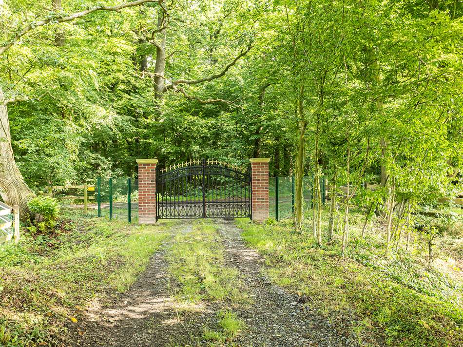 Capeller-Tor und Zufahrt