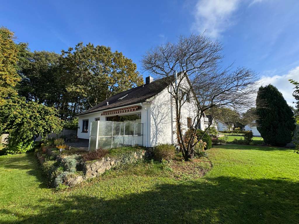 Großzügiges Einfamilienhaus mit Zuverdienstmöglichkeiten in Neumünster