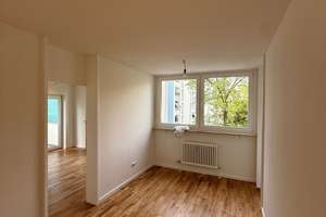 Sonniger Balkon mit Blick ins Grüne – 3 Zimmer im 3. Stock in München – Gerhart-Hauptmann-Ring 64, 81737 Neuperlach, München – Vorschaubild 4