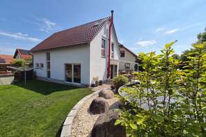 Modernes Einfamilienhaus mit Pool und großzügigem Grundstück in Niedernissa