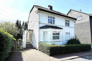 Ein-, Zweifamilienhaus mit großem Entwicklungspotential im Grünen