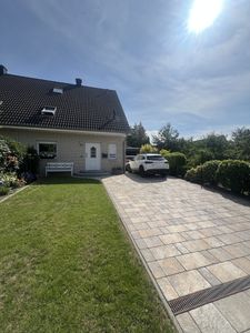 Gepflegte Doppelhaushälfte mit Keramikklinkerfassade, 2 Bädern, Ausbaureserve und 5 Stellplätzen