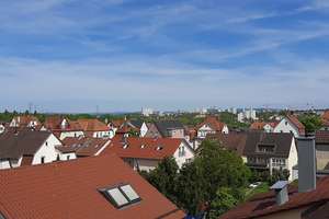 Helle Galerie-Wohnung im DG Zuffenhausen
