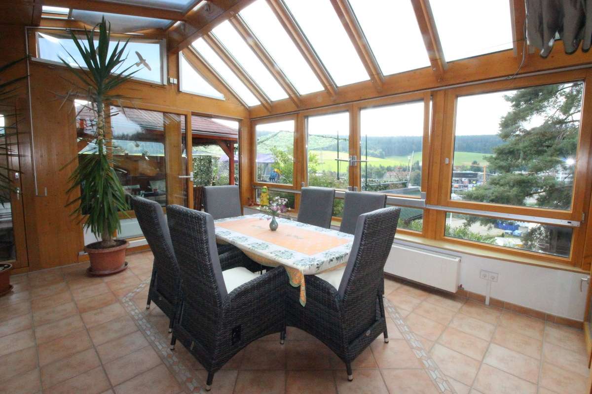 Immobilie in St. Georgen im Schwarzwald - Sonne! Aussicht! Wandelbares 1-2 Fam.-Haus in Aussichtslage von St. Georgen! - Bild 1