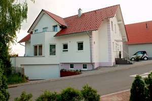 Modernes Mehrfamilienhaus mit zwei separaten 4-Zimmer-Wohnungen, Garage, Terrasse und Balkonen – Die vollständige Adresse der Immobilie erhältst du vom Anbieter., 78549 Spaichingen – Vorschaubild 2