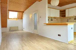 NUR 5 MINUTEN BIS ZUR FUßGÄNGERZ ONE UND DENNOCH ABSOLUT RUHIG GELEGEN! 2-Zimmer Altbauwohnung – Wiesbaden – Vorschaubild 1