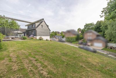 Einzigartiges Immobilienensemble: Zwei Einfamilienhäuser, Pool & Baugrundstück