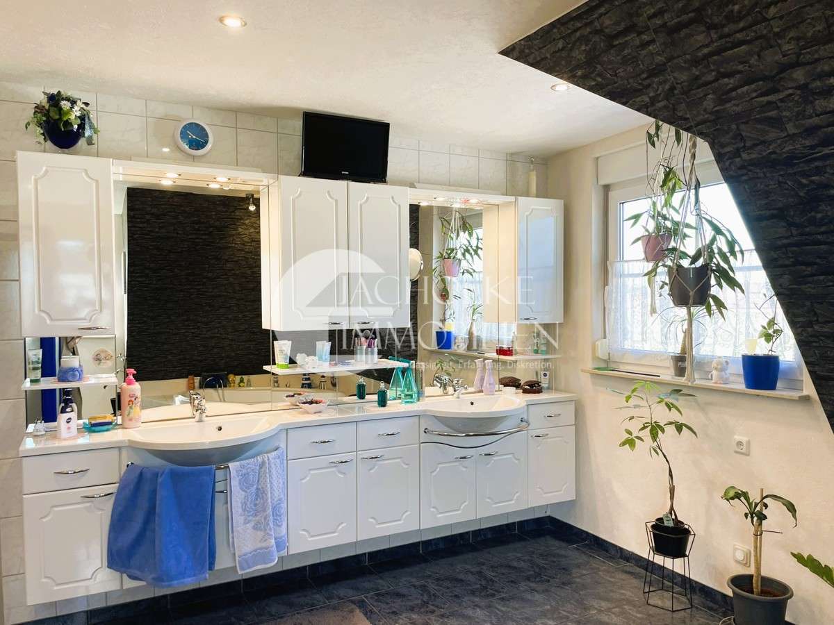 Immobilie in Dedelstorf - Wohnen mit Stil und Charme: Großzügiges Einfamilienhaus mit Pool-Traumgrundstück in Dedelstorf - Bild 1