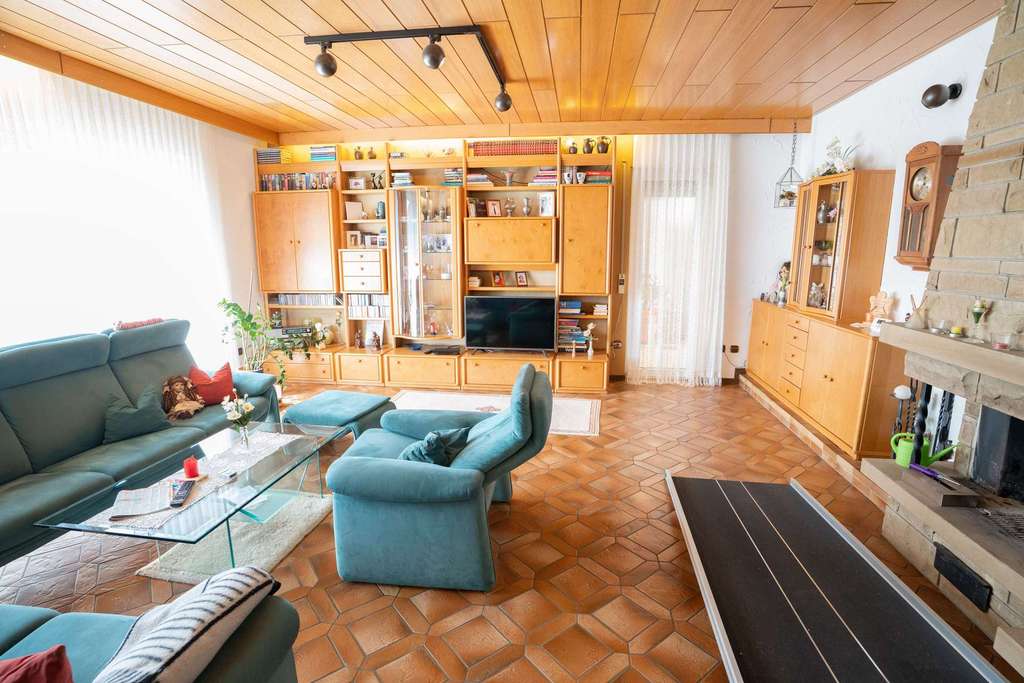 Immobilie in Sachsenheim - Haus im Haus: Mit Garten, Loggia und Garagen in Sachsenheim-Spielberg - Bild 3
