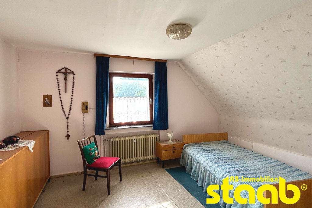 Immobilie in Mainaschaff - SANIERUNGSBEDÜRFTIGES 1-2 FAMILIENHAUS MIT TERRASSE, GARTEN UND GARAGE IN SEHR GUTER LAGE VON  - Bild 2