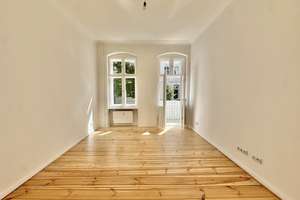 RARITÄT-LIEBEVOLL SANIERT -Bezugsfreie, helle 3-Zimmer-Altbau-Wohnung-sonniger Balkon